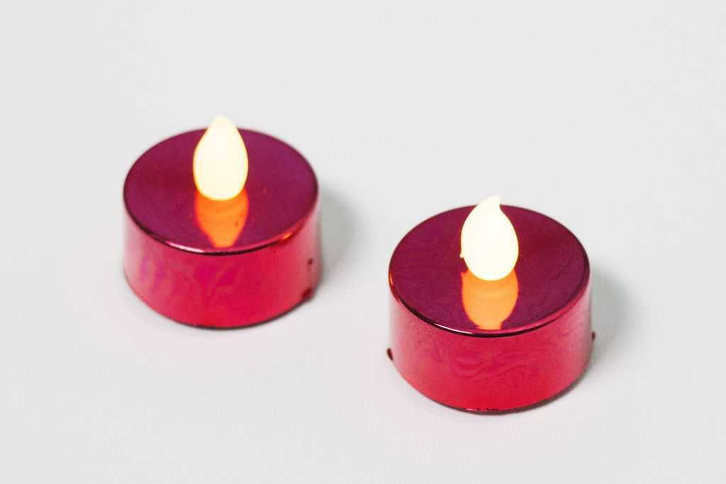 Nexos 42985 Dekorativní sada - 2 čajové svíčky - červená Nexos