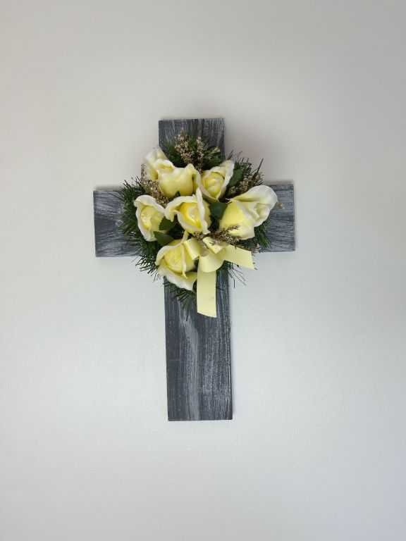 Kříž s umělou květinou v béžové barvě