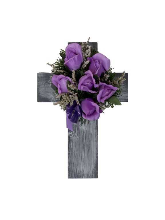 Kříž s umělou květinou ve fialové barvě