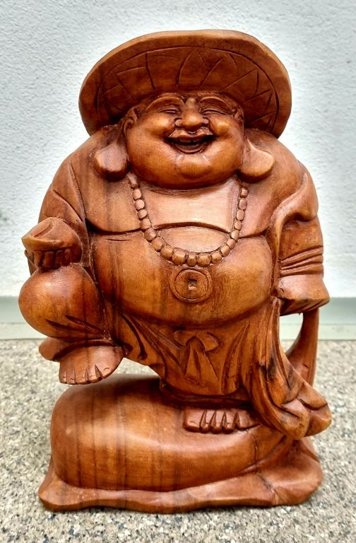 Dřevěná socha Buddha štěstí